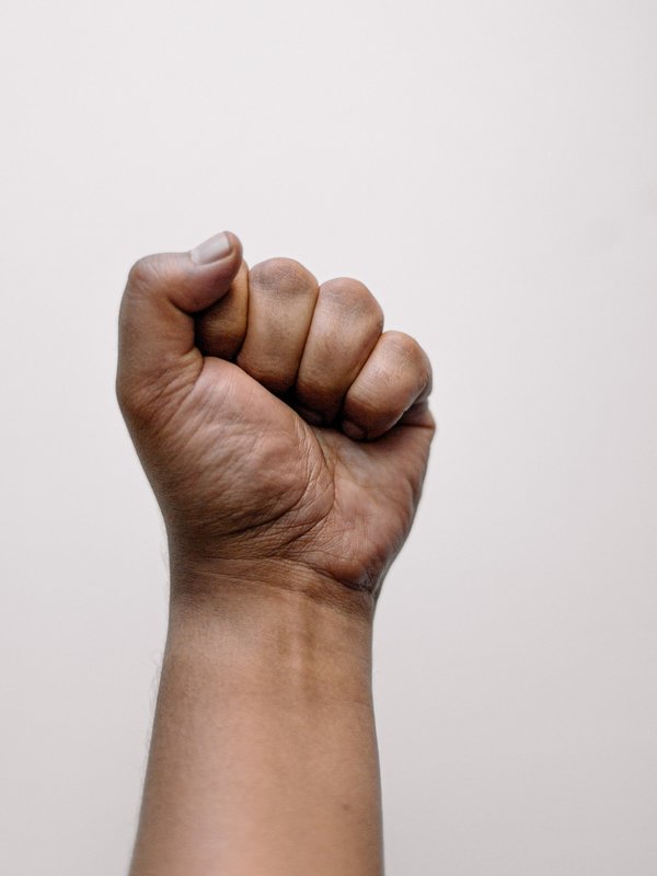 Comment les capteurs de mouvement peuvent-ils aider à corriger la technique de saut en hauteur?