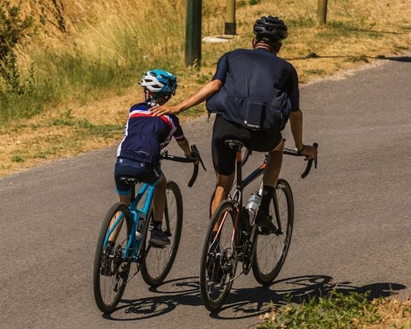 Comment planifier une sortie de cyclisme en famille avec de jeunes enfants?